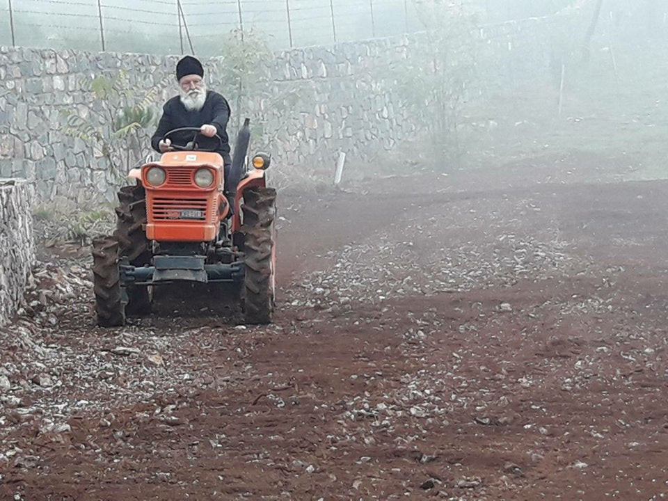 Ο Μητροπολίτης Μαντινείας πάνω σε τρακτέρ διδάσκει έμπρακτα την παραβολή του καλού σπορέα